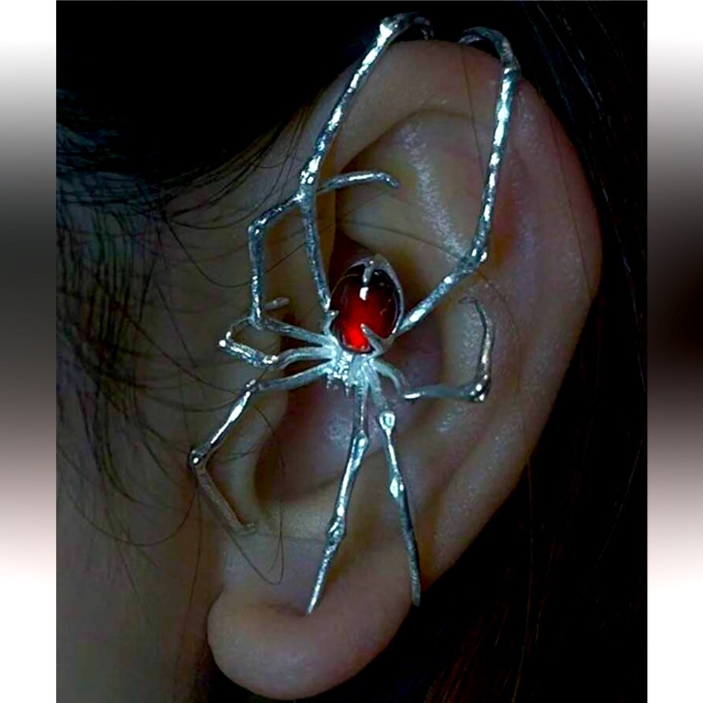 🕷️😬🕷️ SCARY❗️SILVER & BLACK SPIDER EAR CUFF WITH BEAUTIFUL RED ACCENT❗️